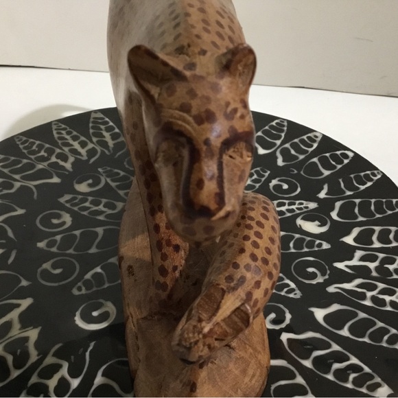Hand carved wood cheetah and cub - Picture 8 of 9